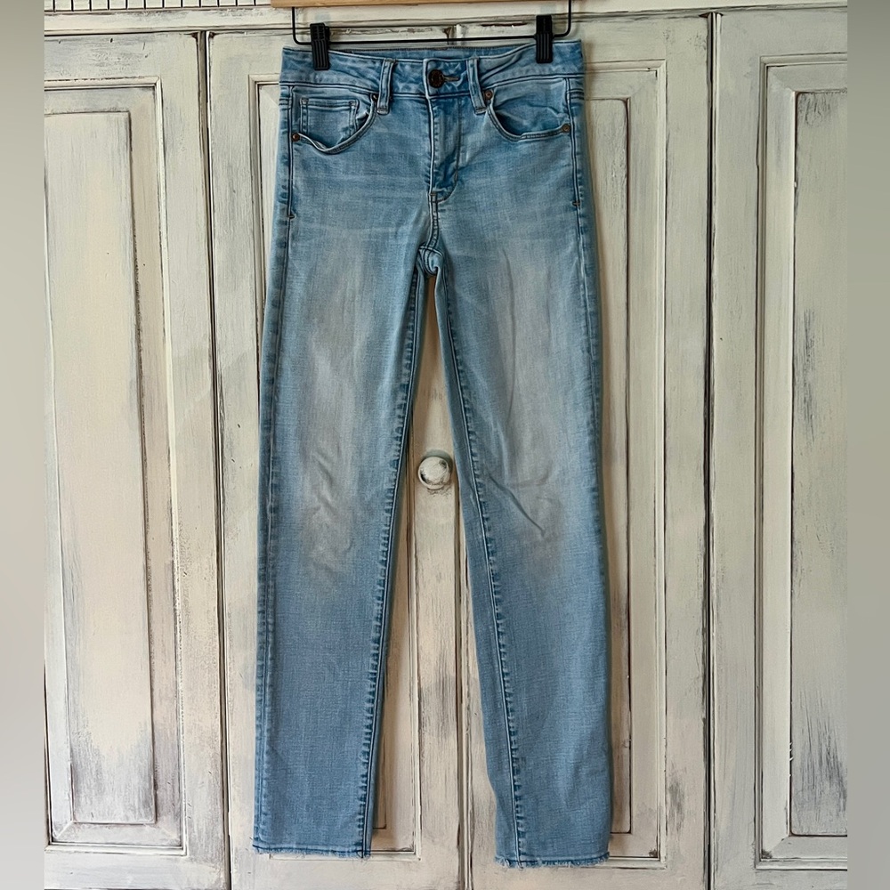 🟠AMERICAN EAGLE Super Stretch Raw Hem Skinny Jeans in Light Wash Sz 2